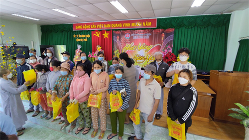 Tặng quà tết cho bệnh nhân đang điều trị tại Bệnh viện Phổi tỉnh Bình Thuận